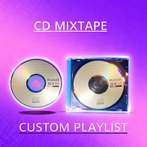 Può includere: Due compact disc, uno sfuso e uno in un astuccio trasparente, su uno sfondo viola sfumato. I dischi sono dorati con testo nero che recita "maxell XL-II 80" e "maxell XL-II 20". È visibile anche il testo "CD MIXTAPE" e "CUSTOM PLAYLIST".