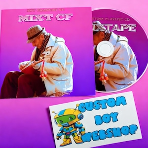 Op de afbeelding: Een cd-hoesje en -schijf met de tekst "MIXT CF" en "MIXTAPE" in zilveren letters. De hoes bevat een afbeelding van een persoon die een snaarinstrument bespeelt. Er is ook een sticker met een cartoonrobot en de tekst "CUSTOM BOY WEBSHOP" zichtbaar.