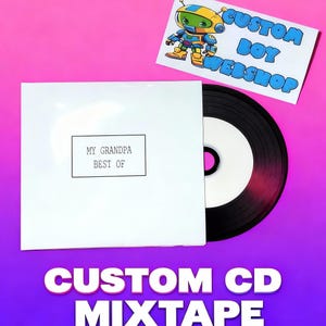 Puede incluir: Una mixtape de CD personalizada con una funda blanca que dice "MY GRANDPA BEST OF". Un CD negro es parcialmente visible. Una pegatina con un robot de dibujos animados y el texto "CUSTOM BOY WEBSHOP" está en la parte superior derecha. Las palabras "CUSTOM CD MIXTAPE" están en la parte inferior.