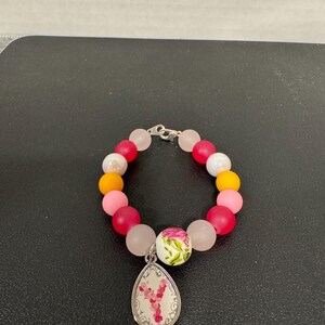 Pulseira de contas florais personalizadas com pingente inicial – Joias personalizadas feitas à mão