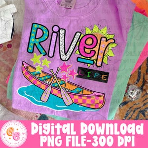 Könnte beinhalten: Ein lila T-Shirt mit einem farbenfrohen Grafikdesign. Das Design zeigt das Wort "River", ein Kanu und das Wort "LIFE". Das Shirt hat auch eine Sonnenblume und Sterne. Der Text "Digital Download PNG FILE-300 DPI" befindet sich unten.