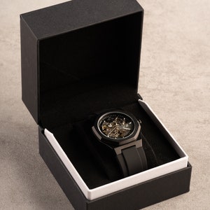 Regalo de aniversario para hombres: elegante diseño de reloj esqueleto con correa de silicona duradera. imagen 5