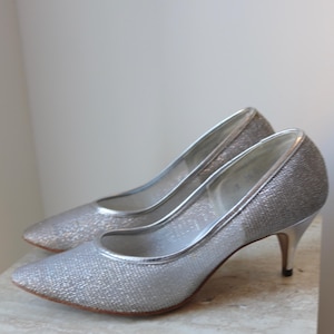 60&#39;s Silver Mesh Kitten Heels by Joyce California Mid Century Sparkly Vintage Pumps Size 8.5 8 9
