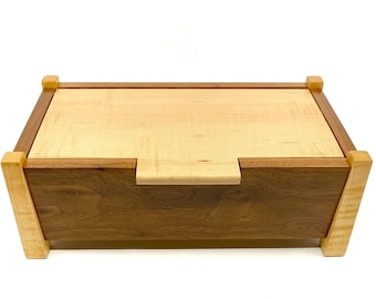 Opbergdoos van gekruld esdoornhout, zijkanten van walnoot, opberger voor aandenken