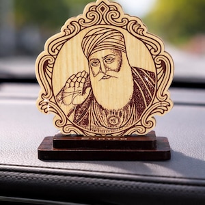 Può includere: Figura religiosa in legno con un'incisione dettagliata di un uomo con barba e turbante, incorniciata in una cornice ornata. La figura è montata su una base rettangolare marrone scuro, adatta all'esposizione.