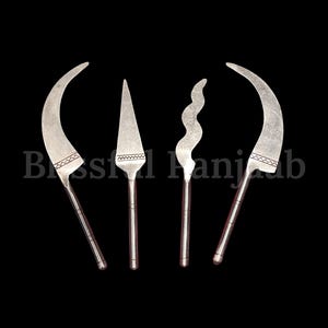 Puede incluir: Cuatro herramientas de metal plateado con diferentes formas de cuchilla: dos curvas, una triangular y una ondulada. Cada herramienta tiene un mango largo y delgado y un patrón decorativo cerca de la cuchilla. El texto "Brassil Punjab" es parcialmente visible.