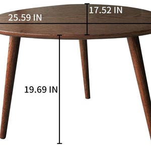 Puede incluir: Una mesa de centro de madera marr&oacute;n oscuro con una superficie triangular redondeada y tres patas c&oacute;nicas. La mesa tiene unas dimensiones de 65 cm de ancho, 44,5 cm de profundidad y una altura total de 50 cm, seg&uacute;n indica el texto superpuesto.