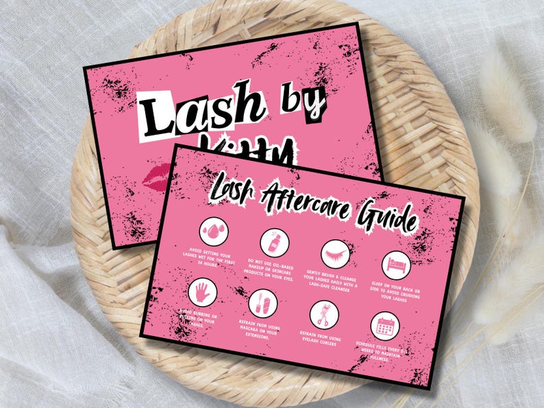 Pu&ograve; includere: Due biglietti rosa con testo nero e bordo nero. Il biglietto in alto recita "Lash by Kitty" con una grafica di rossetto. Il biglietto in basso &egrave; una "Guida alla cura successiva delle ciglia" con icone e testo.