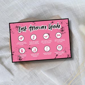 Pu&ograve; includere: Una scheda rosa "Lash Aftercare Guide" con testo e illustrazioni neri. La scheda fornisce istruzioni per la cura successiva delle extension ciglia, tra cui evitare l'acqua, i prodotti a base di olio e dormire sul fianco. La scheda &egrave; su una superficie chiara.