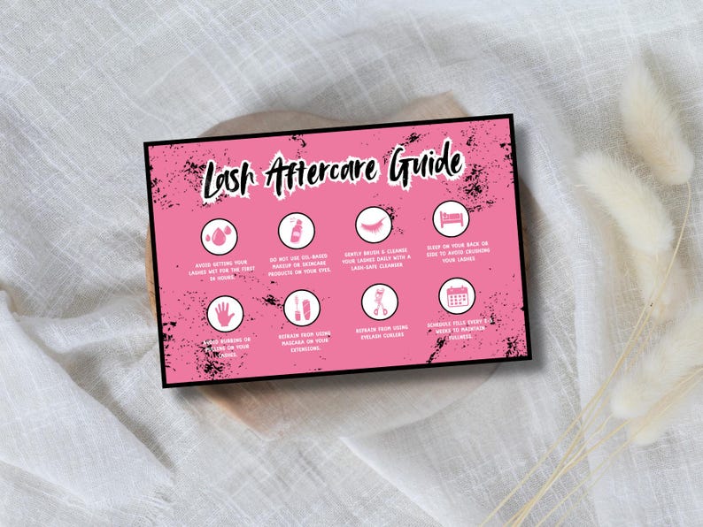 Pu&ograve; includere: Una scheda rosa "Lash Aftercare Guide" con testo e illustrazioni neri. La scheda fornisce istruzioni per la cura successiva delle extension ciglia, tra cui evitare l'acqua, i prodotti a base di olio e dormire sul fianco. La scheda &egrave; su una superficie chiara.