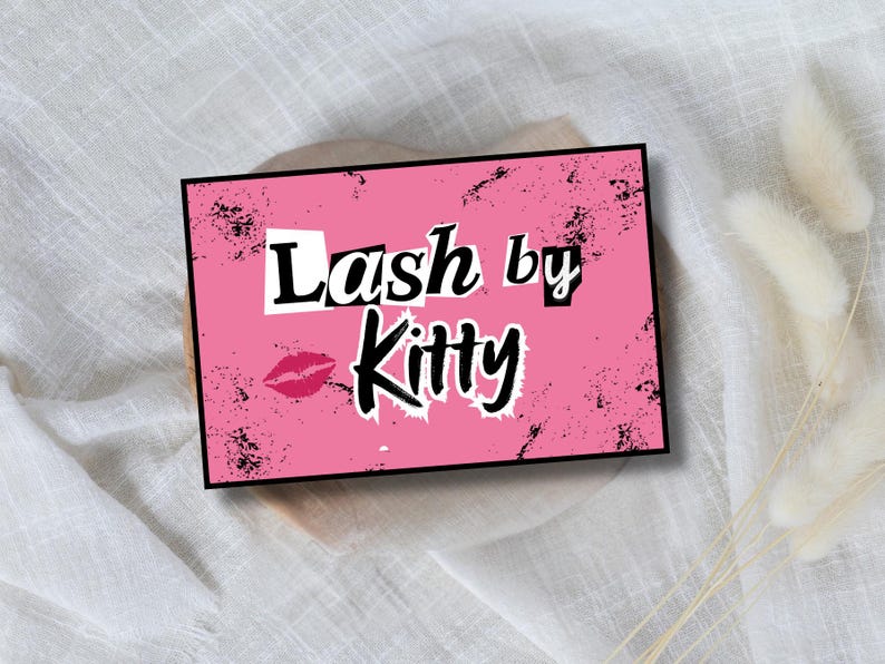 Pu&ograve; includere: Un cartello rettangolare rosa con la scritta "Lash by Kitty" in un carattere audace e stilizzato. Il cartello presenta uno sfondo rosa con schizzi neri e un marchio di bacio di rossetto rosso. Il cartello &egrave; posto su uno sfondo neutro.
