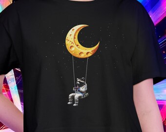 Top corto de mapache astronauta: columpio lunar caprichoso, regalo de Trash Panda