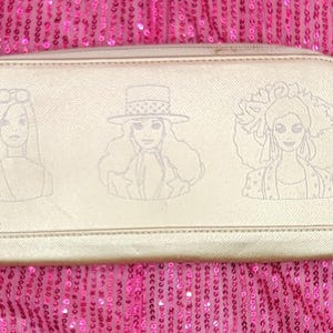Cartera de mujer dorada con muñeca grabada con láser OOAK