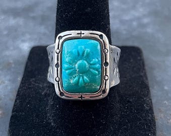 Anillo rectangular de turquesa tallada de Carolyn Pollack con diseño floral