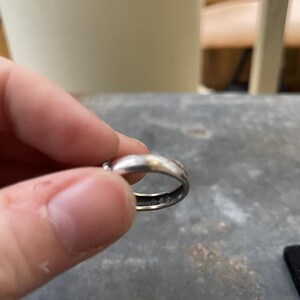 Puede incluir: Un juego de tres tazas de cer&aacute;mica con acabado mate moteado. Las tazas son de color crema, gris claro y gris oscuro. Cada taza tiene un dise&ntilde;o simple y minimalista.