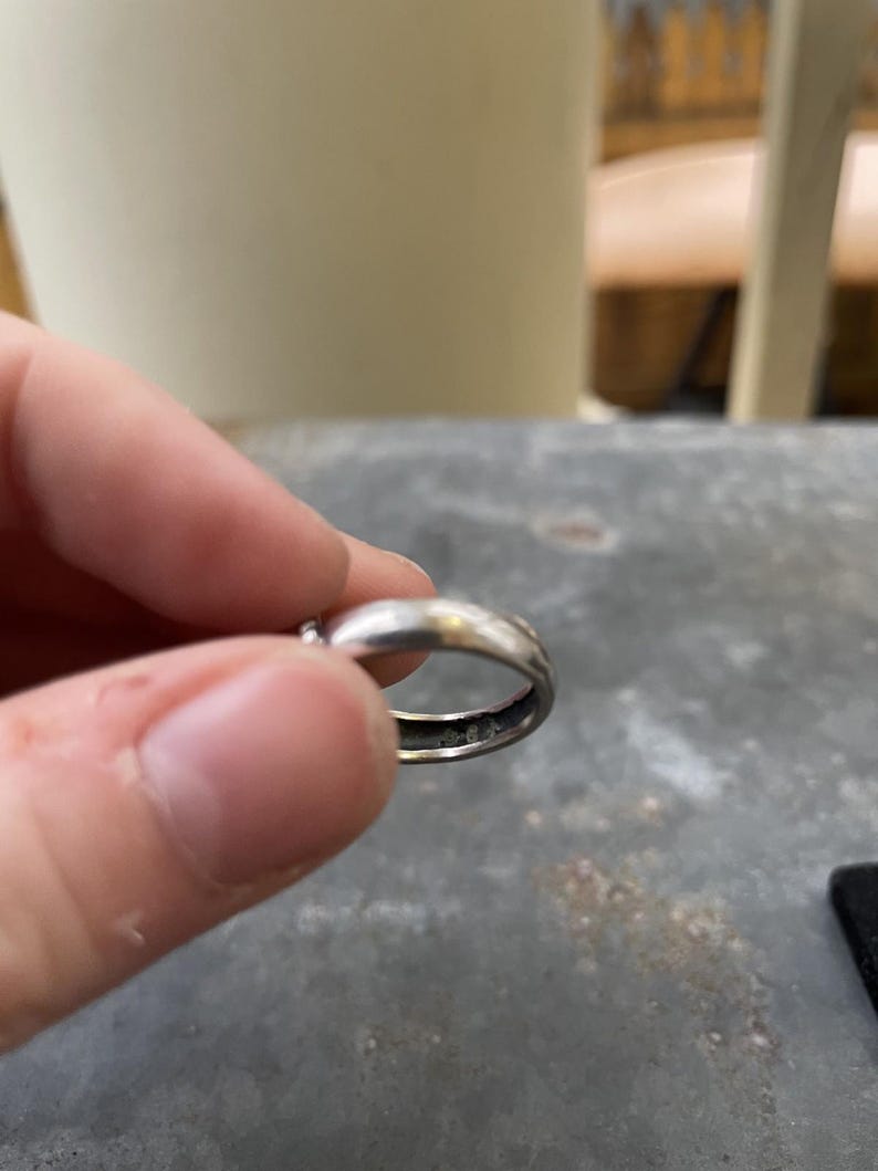 Puede incluir: Un juego de tres tazas de cer&aacute;mica con acabado mate moteado. Las tazas son de color crema, gris claro y gris oscuro. Cada taza tiene un dise&ntilde;o simple y minimalista.