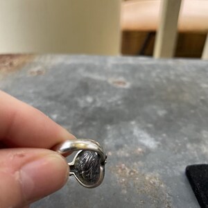 Puede incluir: Un letrero de madera hecho a mano con la palabra "Welcome" en una fuente juguetona. El letrero presenta un acabado envejecido y un dise&ntilde;o r&uacute;stico y sencillo, perfecto para una puerta de entrada o recibidor. El letrero rectangular parece estar hecho de madera reciclada.