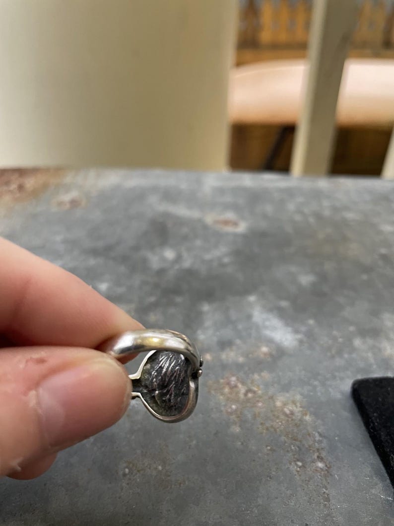 Puede incluir: Un letrero de madera hecho a mano con la palabra "Welcome" en una fuente juguetona. El letrero presenta un acabado envejecido y un dise&ntilde;o r&uacute;stico y sencillo, perfecto para una puerta de entrada o recibidor. El letrero rectangular parece estar hecho de madera reciclada.