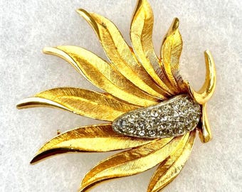 Vintage gold tone Feathers brooch w/ rhinestones