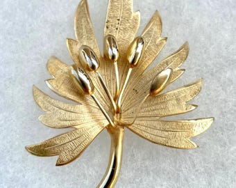 Vintage gold tone Leaf Brooch