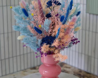 Ramo de flores secas en tonos pastel: arreglo floral bohemio en jarrón rosa