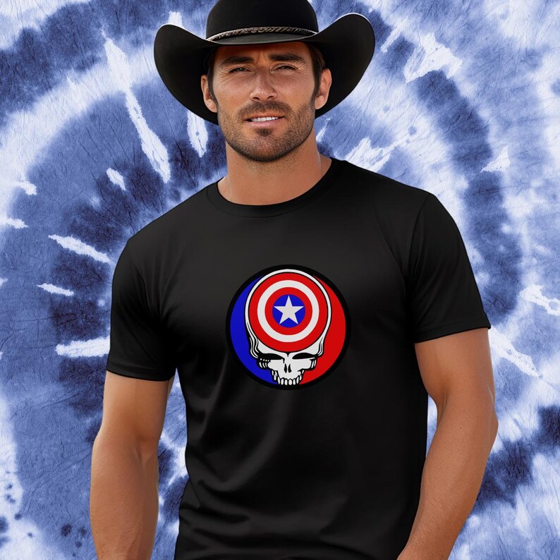 Puede incluir: Una camiseta negra con un gr&aacute;fico de una calavera con un dise&ntilde;o de bandera estadounidense roja, blanca y azul en su interior.