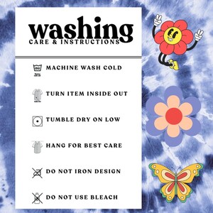 Puede incluir: Instrucciones de lavado para una prenda. Las instrucciones incluyen lavar a m&aacute;quina con agua fr&iacute;a, voltear la prenda del rev&eacute;s, secar en secadora a baja temperatura, colgar para secar mejor, no planchar el dise&ntilde;o y no usar lej&iacute;a.