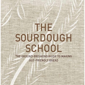 Puede incluir: Portada de libro con fondo marrón y hojas estilizadas blancas. El título "THE SOURDOUGH SCHOOL" está en texto marrón. El subtítulo es "THE GROUND-BREAKING GUIDE TO MAKING GUT-FRIENDLY BREAD". El nombre del autor "Vanessa Kimbell" está en la parte superior de la portada. El prólogo es de "Richard Hart".