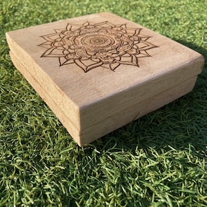 Mandala Holzuntersetzer mit Gravur: Rustikales Altholz, 2er Set