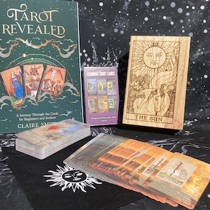 Handgemaakte tarotcadeauset | Ultieme beginnersset, lasergegraveerde houten kist (gemaakt in het Verenigd Koninkrijk), fluwelen tas, tarotgids, The Sun