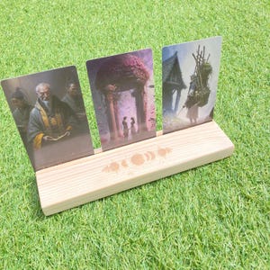 Handgemaakte houten tarotkaarthouder met maanfasensnijwerk | Geschikt voor 3 kaarten | Perfect voor tarotmetingen en weergave met 3 kaarten