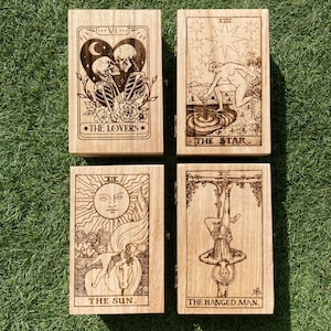 Caja de almacenamiento para barajas de tarot: 4 diseños de arcanos mayores: Los Enamorados, La Estrella, El Colgado y El Sol. Caja de madera hecha a mano: regalo espiritual. Fabricada en el Reino Unido.