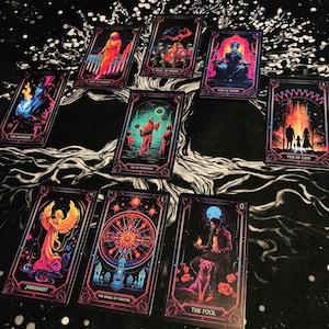 Jeu de cartes Oracle Tarot néon – 78 cartes étiquetées Débutants et passionnés | Interprétations claires en anglais | Outil divinatoire d'insight spirituelle