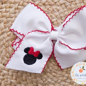 Lazo para el cabello personalizado con forma de ratón para niñas Grandmillennial, recuerdo bordado personalizado del parque de ratones para el primer viaje, accesorio para niñas imagen 1