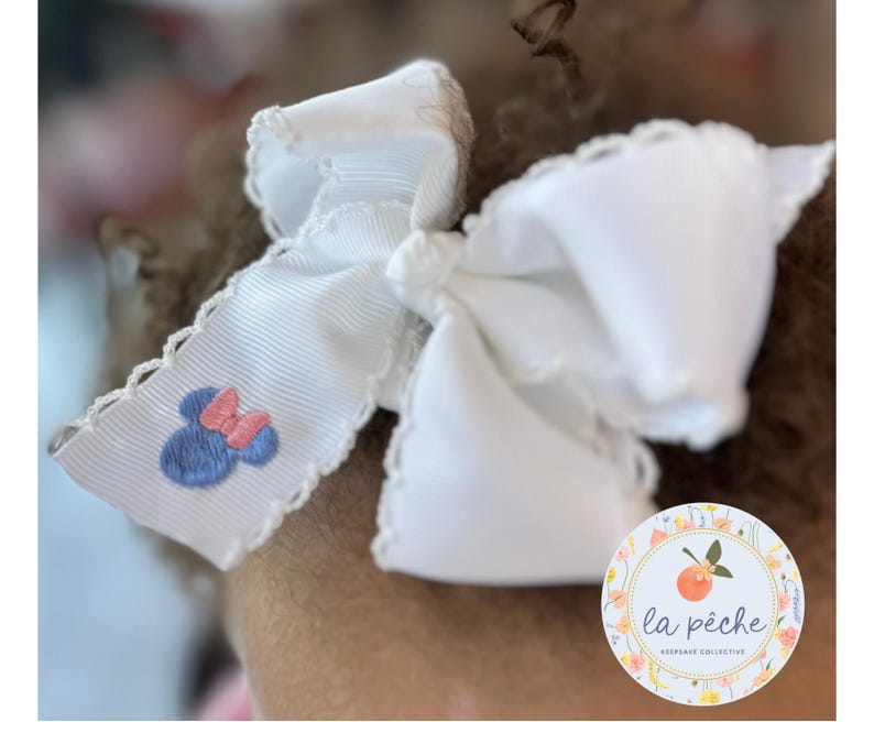 Lazo para el cabello personalizado con forma de ratón para niñas Grandmillennial, recuerdo bordado personalizado del parque de ratones para el primer viaje, accesorio para niñas imagen 2