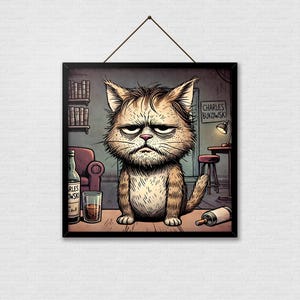Può includere: Un gatto arancione e bianco dall'aspetto scontroso è seduto a un tavolo con una bottiglia di liquore e un bicchiere di liquido. Il gatto sta guardando direttamente lo spettatore. Il testo "CHARLES BUKOWSKI" è visibile su un cartello sopra il gatto.