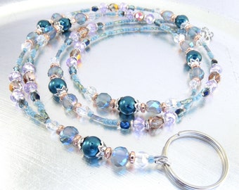 Porta credencial de identificación con cuentas de cristal color verde azulado, ágata lavanda, azul arcoíris, morado y cobre, cordón para identificación.