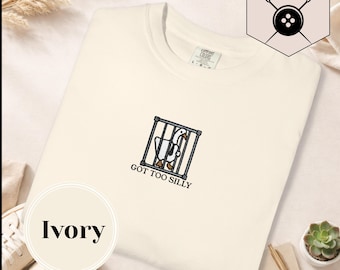 -shirt graphique Got Too Silly Goose | Motif brodé | Cadeau pour les amoureux des oies | Cadeau pour les amoureux des animaux | Couleur confort unisexe 1717 | Graphique amusant