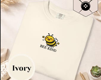 -shirt graphique Bee Kind Bee | Motif brodé | slogan positif | Couleur confort unisexe 1717 | Vêtements décontractés | Abeille mignonne