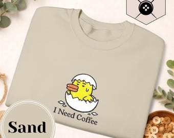 J'ai besoin de café | Motif brodé | Cadeau pour les amateurs d'oiseaux | Gildan 1800 unisexe | Amateur de café | Confortable | Graphique mignon |