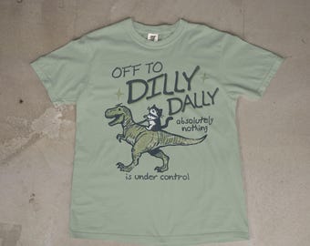 T-shirt dinosaure Off to Dilly Dally | Illustration d'un cavalier espiègle | Tendance | Cadeau pour amoureux des chats | Couleur confort | Vêtements de sport | Graphisme mignon