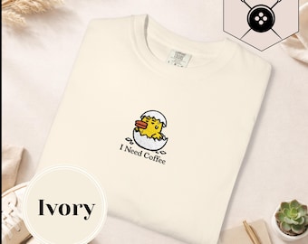 T-shirt J'ai besoin de café | Motif brodé | Cadeau pour les amoureux des animaux | Couleur confort unisexe 1717 | Cadeau pour les amateurs de café | Joli t-shirt graphique