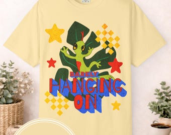 T-shirt graphique Gecko suspendu | Cadeau pour amoureux des reptiles | Design tendance | Couleurs Confort | Vêtements d'été | Chemise décontractée