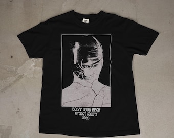 -shirt Ne vous retournez pas | Portrait déformé abstrait | T-shirt graphique grunge | Punk | Chemise tendance | Streetwear | millésime