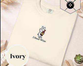 -shirt J'ai besoin de vin | Motif brodé | Couleur confort unisexe 1717 | Cadeau pour amateur de vin | Vêtements décontractés | Amoureux des animaux