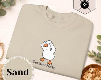 Sweat-shirt en forme d'oie avec pics de cortisol | Graphique mignon d'oie | Motif brodé | Mème drôle | Gildan 1800 unisexe | Pull douillet | Vêtements décontractés