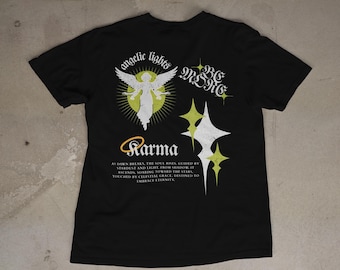Camiseta gráfica Karma Angel / Alas espirituales, estrellas retro, tipografía