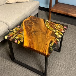Epoxidharz-Tisch mit gepresster Blume, quadratischer Couchtisch, Blumenkunstharz, getrocknete Blumentisch, kundenspezifischer Epoxidharz-Tisch, Life-Edge-Esstisch