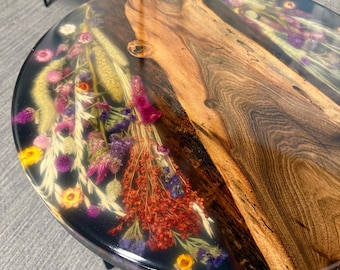 Handgefertigter Couchtisch aus Nussbaum mit gepressten Blumen, Epoxidharz