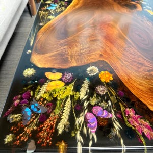 Benutzerdefinierter Blumentisch aus Harz, Blumenerhaltung, echter gepresster Blumen-Kaffeetisch, Erhaltung des Blumenstraußes, Gedenkblumen, Flusstisch